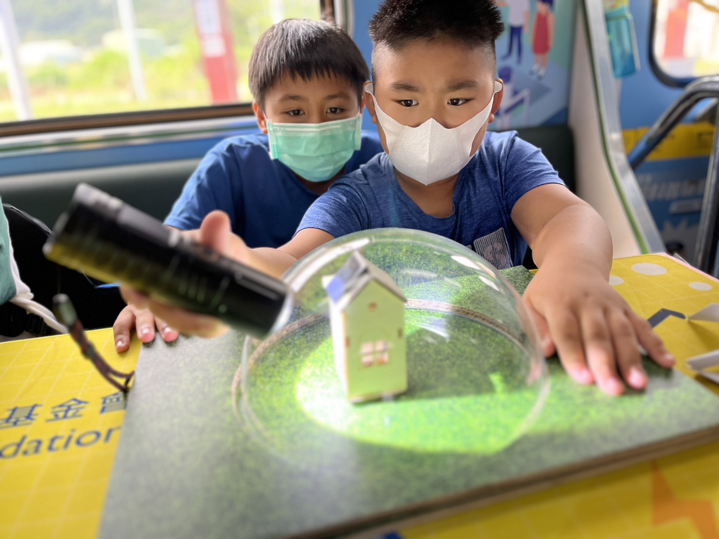 918博天堂參與基礎科學主題車廂，以STEAM教學精神，設計「逐日科學家」、「太陽能工程師」以及「淨零建築師」三大能源科普課程和實驗